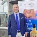 450 bottiglie di limoncello dell’Antica Distilleria Petrone immerse nelle acque di Napoli