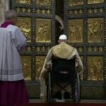 Giubileo, Papa Francesco: la porta della speranza si è aperta, ci impegna a cambiare il mondo