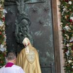 Giubileo, aperta la Porta Santa a San Giovanni in Laterano a Roma