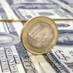 Euro cala a 1,0311 dollari, segna nuovi minimi da oltre 2 anni