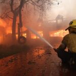 Usa, salgono a 16 le vittime per l’incendio di Los Angeles